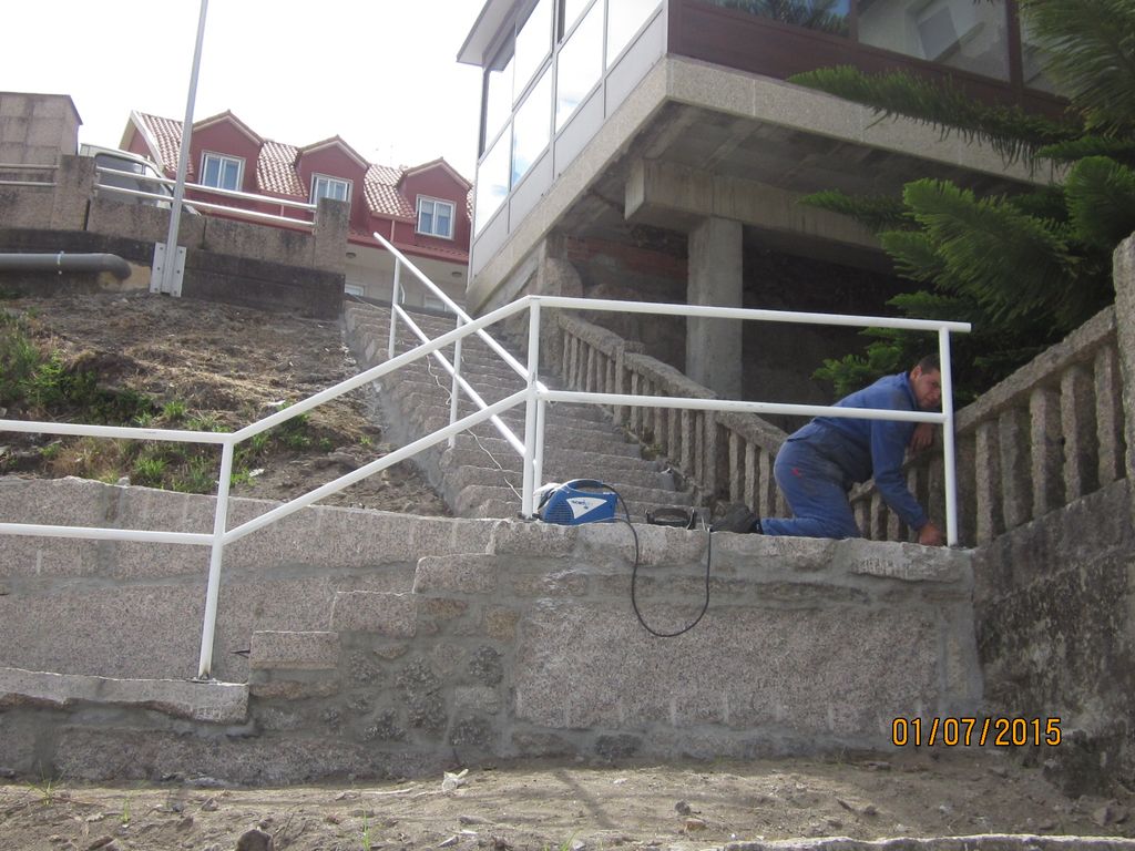 Escalera de acceso a senda en Arcade (T.M. de Soutomaior). Después de las obras. 