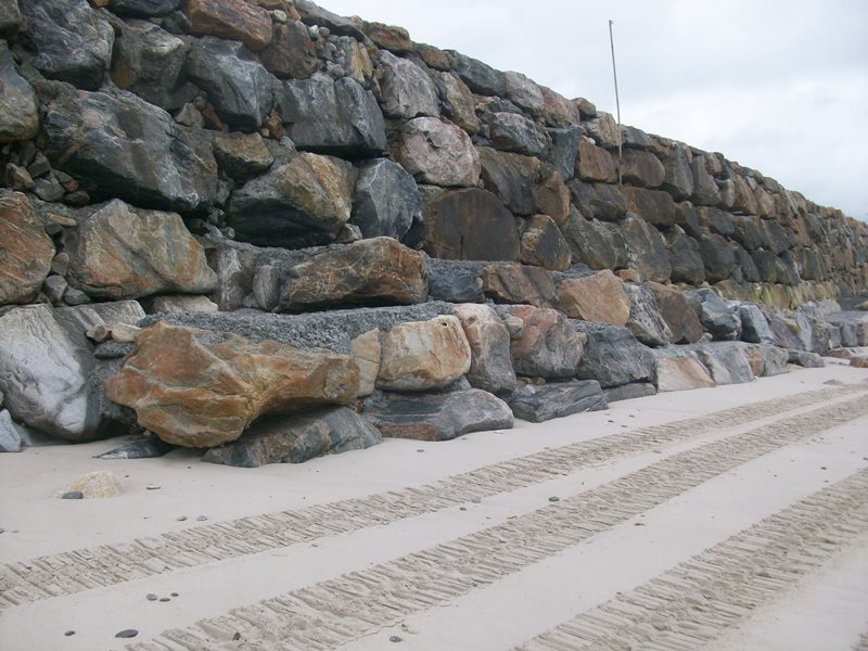 Refuerzo de la cimentación de la escollera de la playa de Arealonga. Después