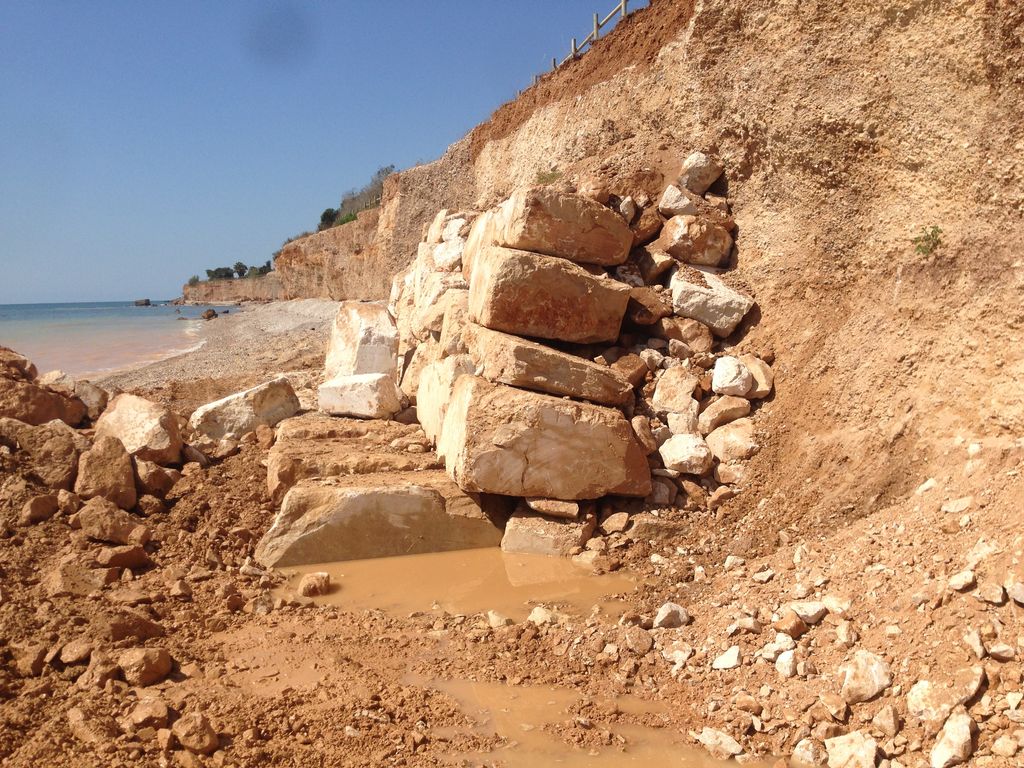 Refuerzo acantilados en Alcanar (Durante las obras)