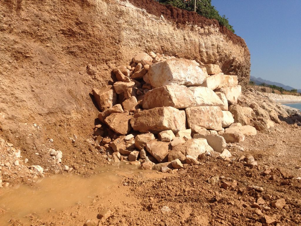 Refuerzo acantilados en Alcanar (Durante las obras)