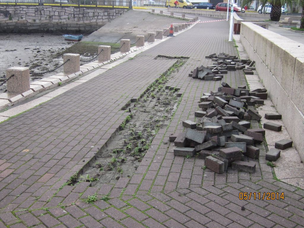 Paseo de Baiona (T.M. de Baiona).  Durante las obras