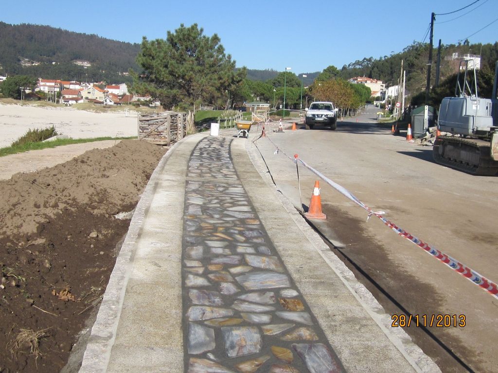 Unión entre paseos y áreas de descanso (T.M.de Sanxenxo).  Durante las obras