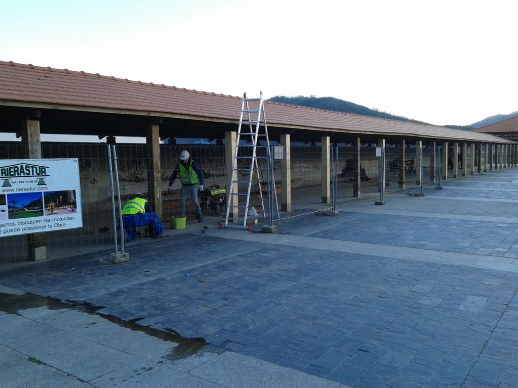 Reparación pérgola del paseo marítimo en Cariño (Durante las obras)