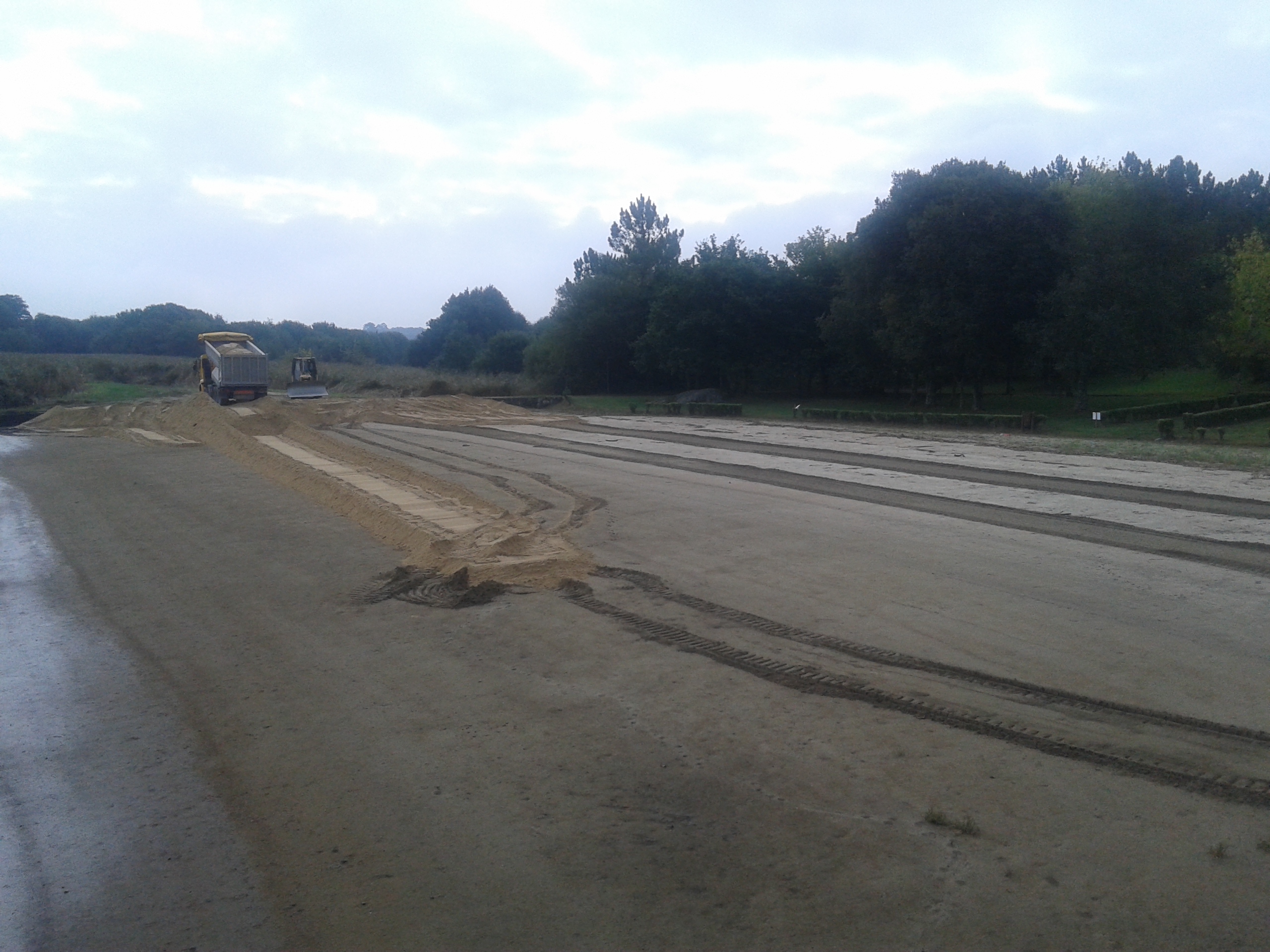 Aporte de arena en la playa fluvial de Vilarello (T.M. de Valga). Durante las obras