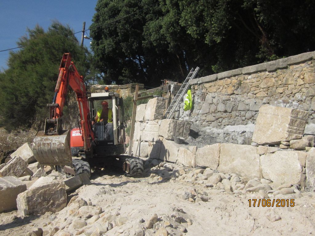 Rehabilitación de escaleras de acceso a las playas de Toralla y demolición de caseta (T.M. de Vigo). Durante las obras