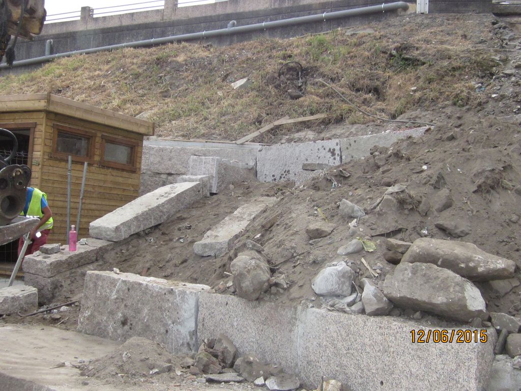 Escalera de acceso a senda en Arcade (T.M. de Soutomaior). Durante las obras. 