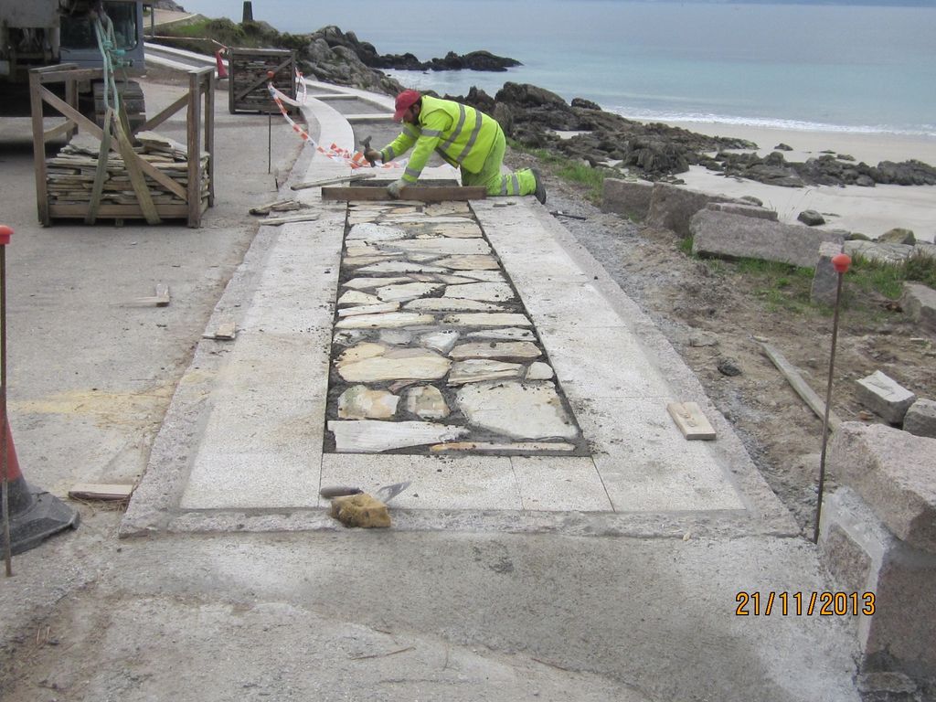 Unión entre paseos y áreas de descanso (T.M.de Sanxenxo).  Durante las obras