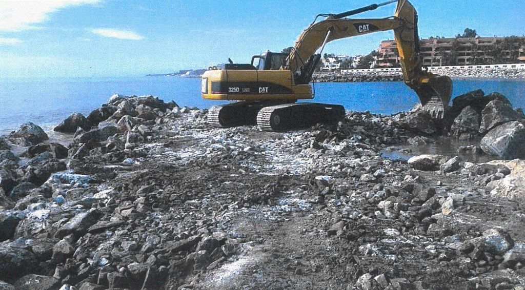 Reparación de los espigones en la playa A Poniente (Puerto Banús) (Durante las obras)