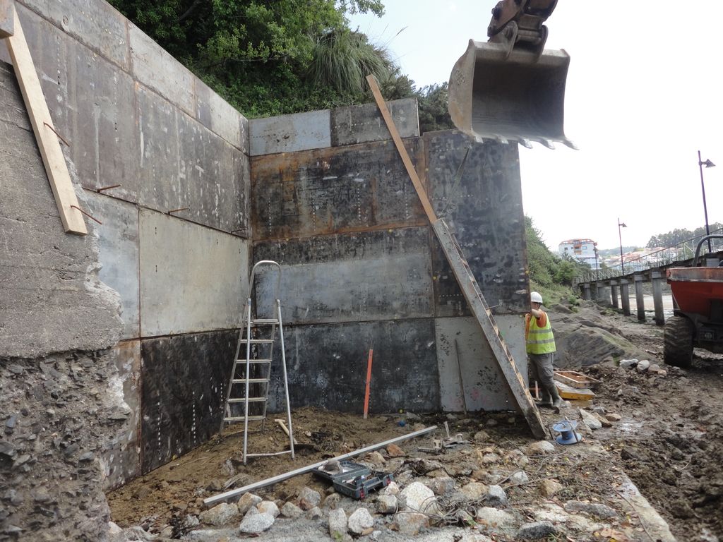 Estabilización de taludes en la playa pequeña (MIÑO) 2015-05-05 (Durante las obras)