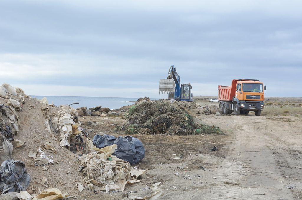 Durante. Obras de emergencia para la reparación de los daños producidos a causa de los temporales marítimos, de viento y lluvia, acaecidos en el mes de septiembre de 2019 en la provincia de Granada. Limpieza y retirada de residuos acumulados por el temporal en la provincia.