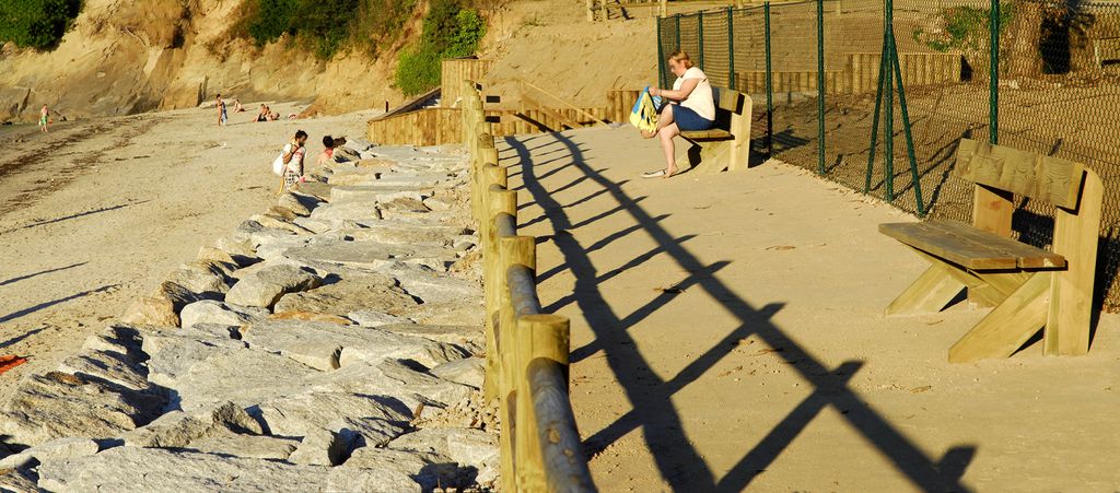 Obra de emergencia. Estabilización de taludes en la playa de Regueiro 2015-04-29 (Después de las obras)