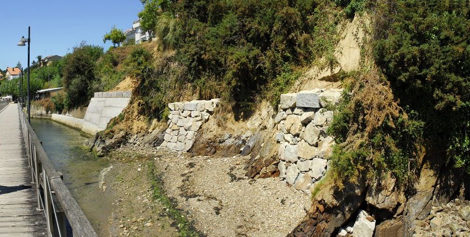 Estabilización de taludes en la playa pequeña (MIÑO) (Después de las obras)