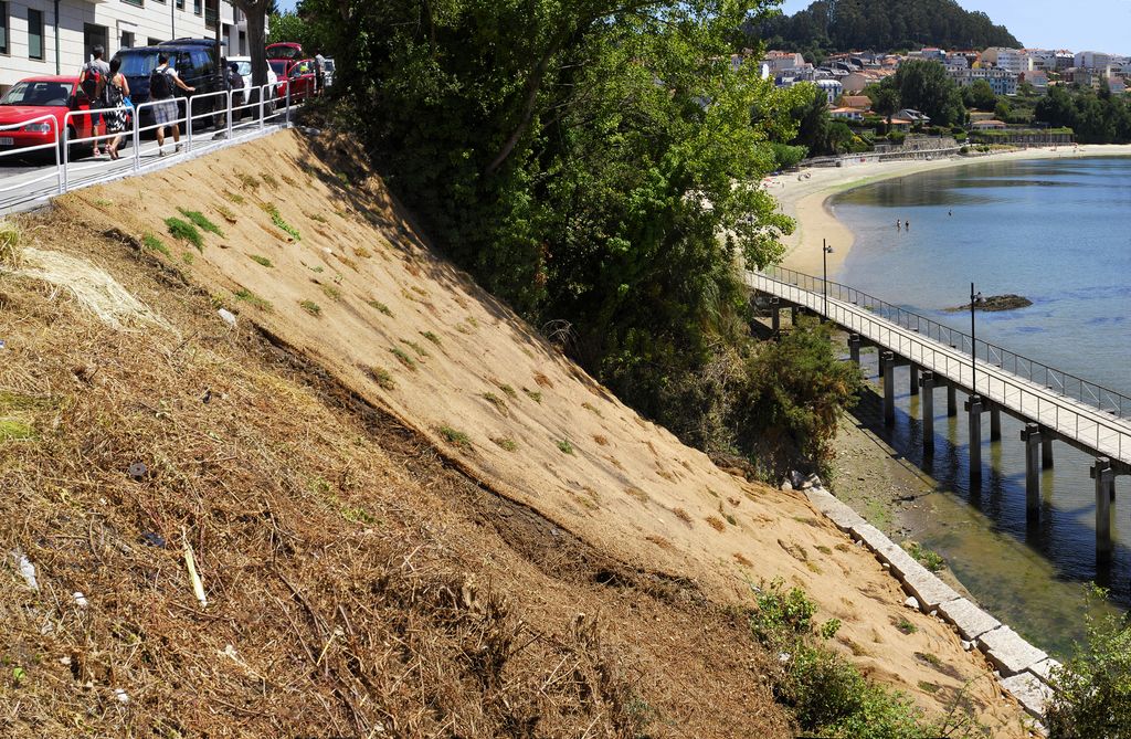 Estabilización de taludes en la playa pequeña (MIÑO) (Después de las obras)