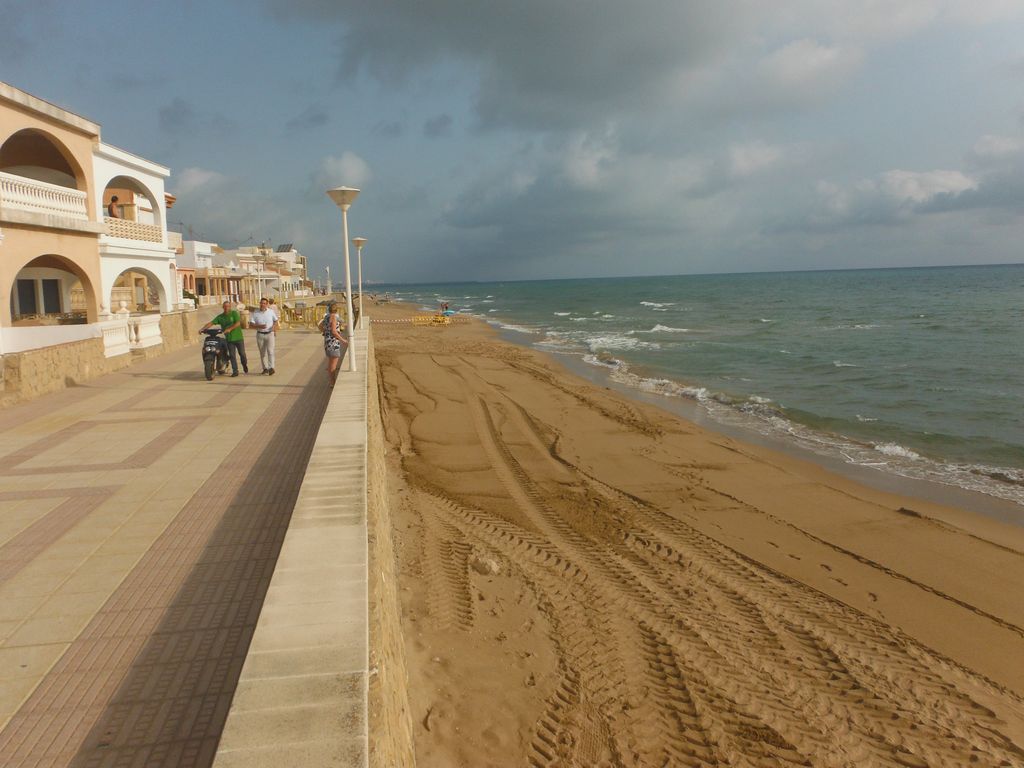 Trasvase de arena en la playa de Piles. Después de las obras