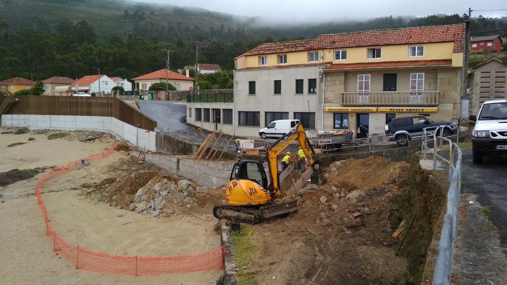 Playa de Arnela. Ejecución de rampa de acceso mediante muro de escollera y colocación de barandillas (Durante las obras)