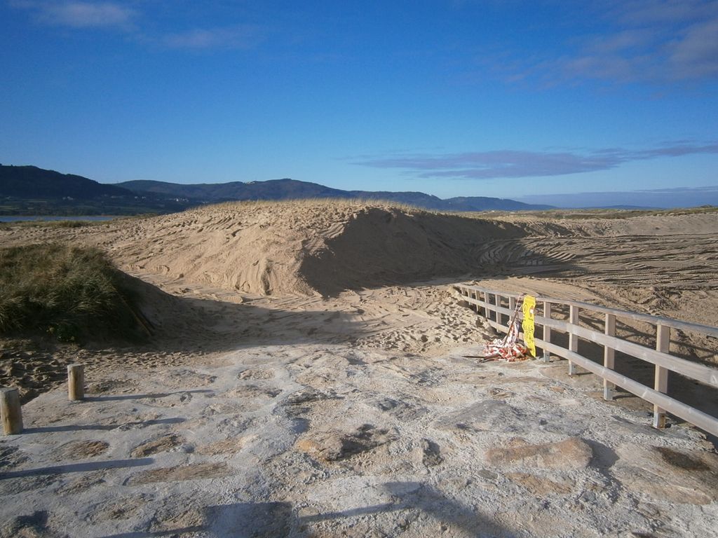 Regeneración dunar en la playa de Razo-Baldaio (T.M.  de Carballo). Después de las obras