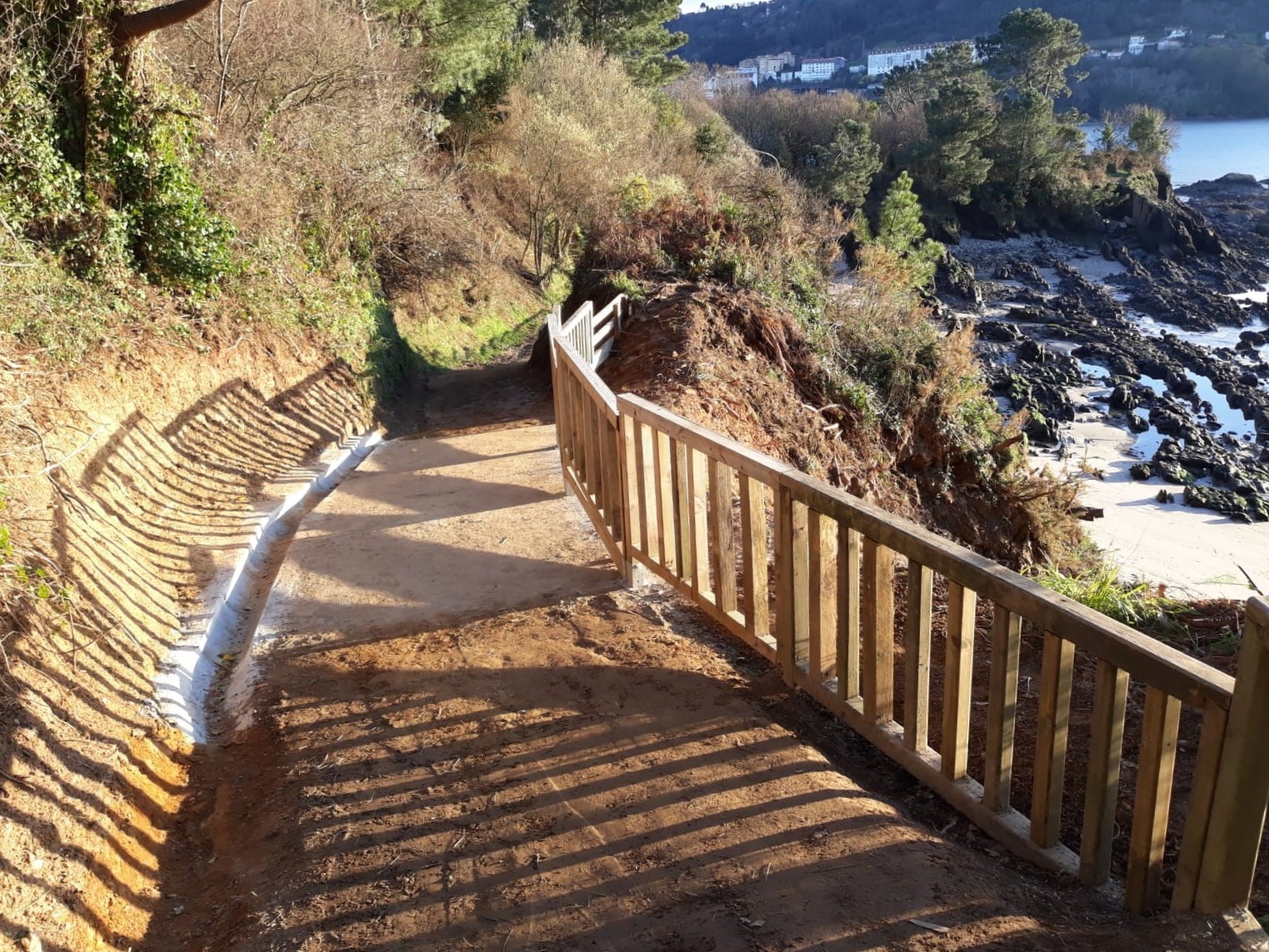 Cabañas. Playa de Chamoso - Mejora de accesos (Después de las obras)