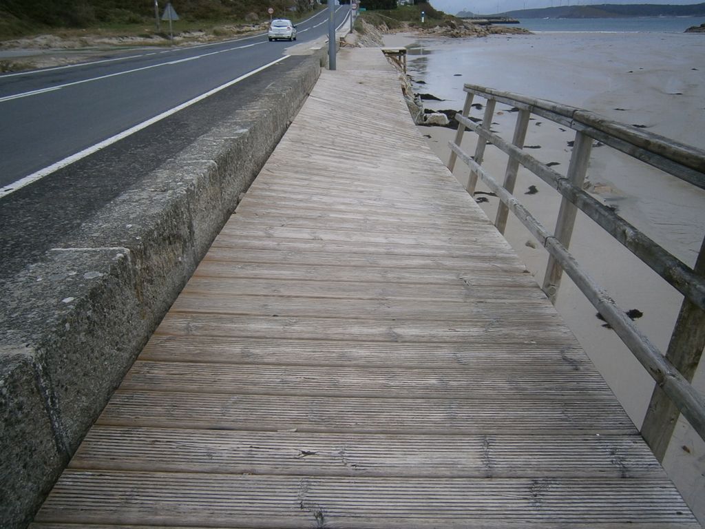 Playa de A Cruz. Recalce de muro de escollera, reparación de pasarela y redistribución de arena (Antes de las obras)