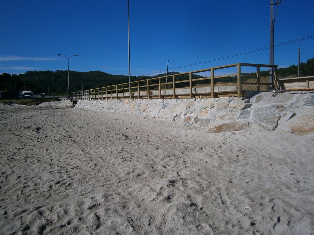 Playa de A Cruz. Recalce de muro de escollera, reparación de pasarela y redistribución de arena (Después de las obras)