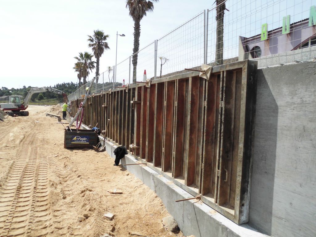 Reparación de muro en el paseo del Areal. Durante