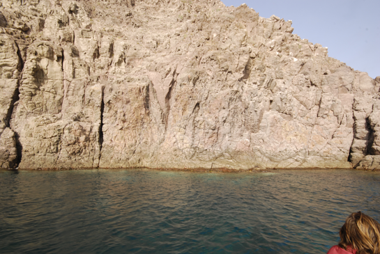 Vista general del punto de inicio del transecto. Se trata de una zona bastante castigada por la pesca artesanal, que realizan los pescadores marroquíes del vecino puerto de Cabo de Agua. Palangres, trasmallos y pulperas, arrancan o dañan, especialmente, a la gorgonia Ellisella paraplexauroides.