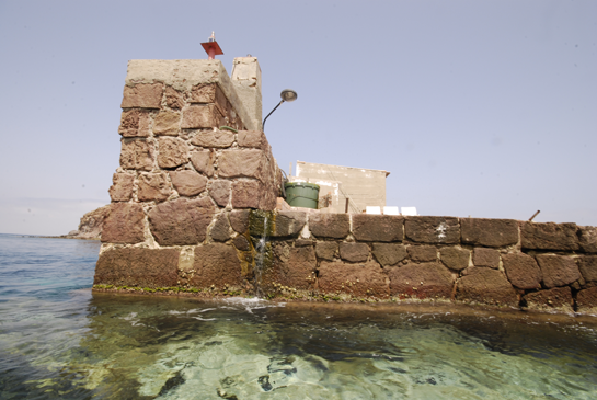 El muelle “El Titán” fue construido a principios del siglo XX dentro de las mejoras del puerto de  Chafarinas. Para su construcción se utilizaron bloques de hormigón y bloques naturales extraídos de las canteras de las islas. En esta zona es donde, prácticamente, se concentra la actividad de pesca deportiva con caña.