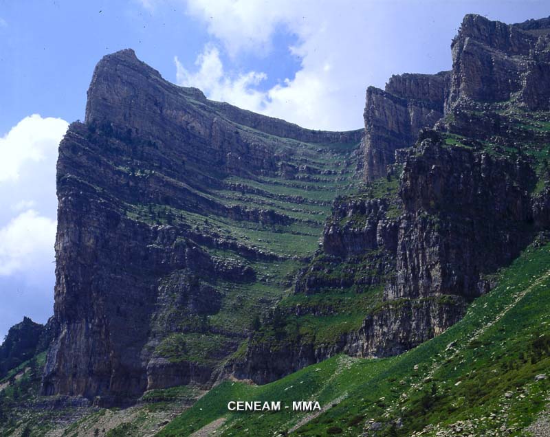 El Tozal del Mallo, destaca a la entrada del Valle de Ordesa por su impresionante cara sur.