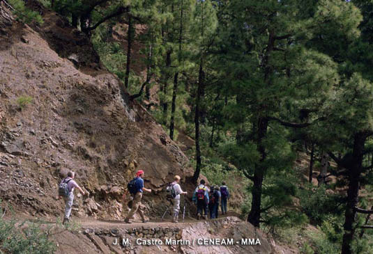 Uso público. La red de senderos del parque permiten descubrir al visitante todos los rincones de este enclave natural.