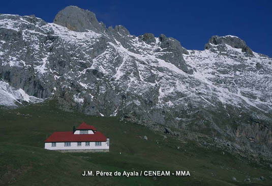 Chalet Real en los Puertos de Áliva (Cantabría). Este edificio fué construido por la Compañia Asturiana de Minas para sus ingenieros. Posteriromente el rey Alfonso XIII, lo utilizó como alojamiento en sus cacerias de rebecos por la zona.