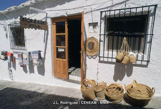 Los habitantes de los pueblos del entorno del parque, viven de las agricultura, la ganadería, la artesanía y el turismo.