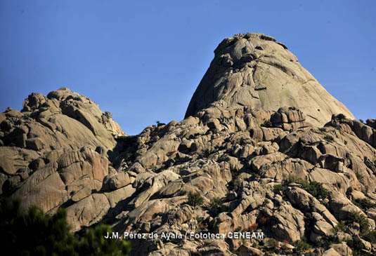 La Pedriza es un macizo granítico de gran valor paisajístico compuesto de caprichosas formas geológicas, como piedras caballeras, domos, tolmos, canchos y agujas.