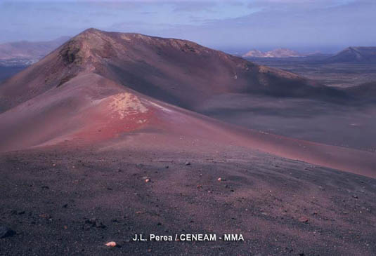 Los paisajes de Timanfaya se caracterizan por la presencia de numerosos cráteres, lavas y otros materiales volcánicos que confieren a este lugar una extraña belleza.