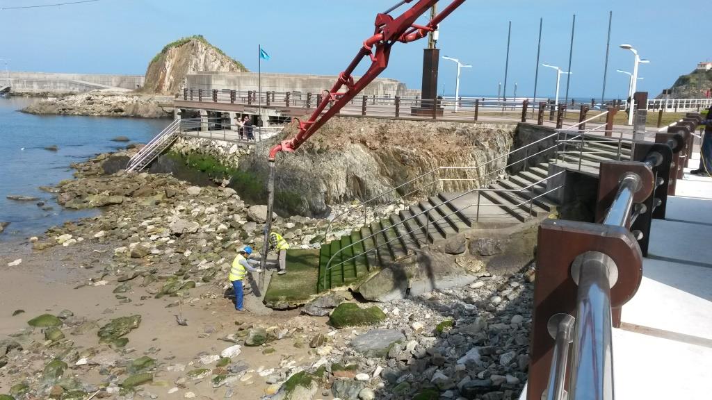 El Puerto. Pavimento de madera zona estancia Puerto de Cudillero