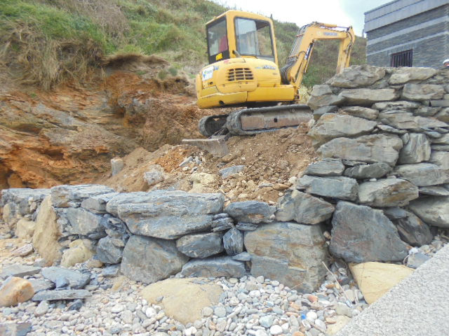 Playa Santa Gadea. Reconstrucción de muro, plataforma e instalación de ducha
